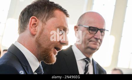 Potsdam, Deutschland. 08. Februar 2023. Michael Kretschmer (l, CDU), Ministerpräsident Sachsens, und Dietmar Woidke (SPD), Ministerpräsident Brandenburgs, geben auf dem deutsch-polnischen Eisenbahngipfel 5. am Kaiserbahnhof Erklärungen ab. Zu den Themen gehören der Ausbau der Eisenbahninfrastruktur zwischen Deutschland und Polen und die Aussichten auf weitere Entwicklung. Kredit: Jens Kalaene/dpa/Alamy Live News Stockfoto