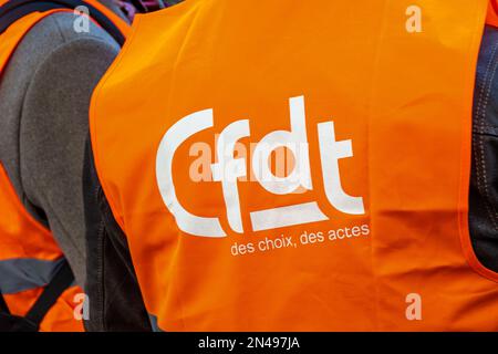 Logo der französischen Gewerkschaftsorganisation CFDT (Französischer Demokratischer Gewerkschaftsbund) auf einer orangefarbenen Weste, die während einer Demonstration fotografiert wurde Stockfoto