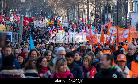 Eine Menge Franzosen und Kämpfer verschiedener Gewerkschaften marschieren in einer Straße von Paris, Frankreich, während einer Demonstration gegen die Rentenreform Stockfoto