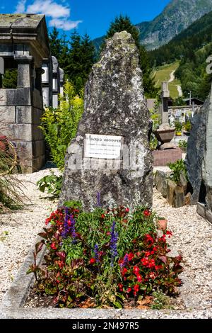 Das Grab des Bergsteigers Edward Whymper auf dem Friedhof Cimetiere de Biollay. Stockfoto