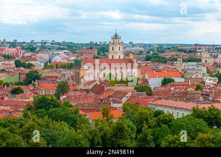 Panoramablick auf die Altstadt von Vilnius mit roten Dächern und Traditionsarchitektur in Litauen Stockfoto