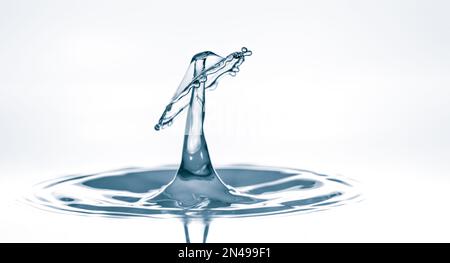 Die Krone des Wasserspiegels bei der Kollision zweier Tropfen des abstrakten Hintergrunds Stockfoto