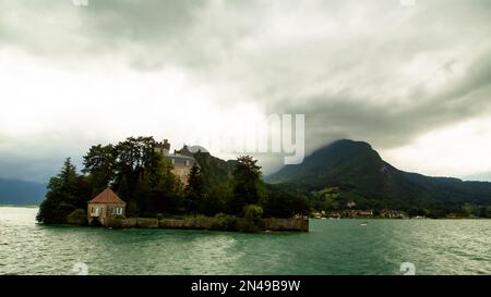 Malerischer Blick auf den Lac d'Annecy in der französischen Region Haute Savoie Stockfoto