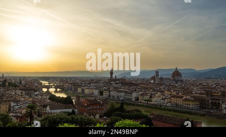 Rund um Florenz, mit Blick auf die Stadt bei Sonnenuntergang von der Piazzale Michelangelo Stockfoto