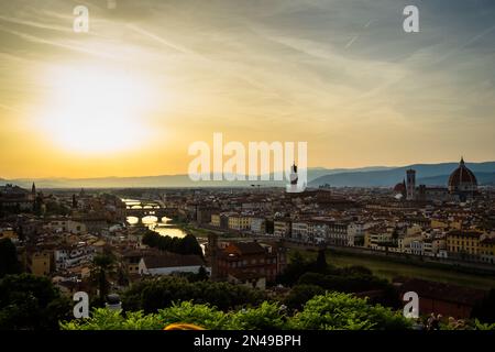 Rund um Florenz, mit Blick auf die Stadt bei Sonnenuntergang von der Piazzale Michelangelo Stockfoto