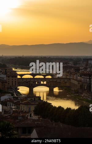 Rund um Florenz, mit Blick auf die Stadt bei Sonnenuntergang von der Piazzale Michelangelo Stockfoto