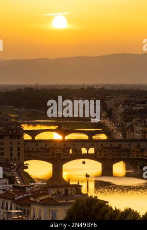 Rund um Florenz, mit Blick auf die Stadt bei Sonnenuntergang von der Piazzale Michelangelo Stockfoto