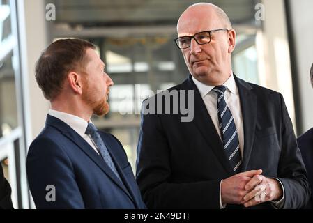 Potsdam, Deutschland. 08. Februar 2023. Michael Kretschmer (CDU), sächsischer Ministerpräsident, und Dietmar Woidke (SPD), der Ministerpräsident Brandenburgs, nehmen am deutsch-polnischen Eisenbahngipfel 5. am Kaiserbahnhof Teil. Zu den Themen gehören der Ausbau der Eisenbahninfrastruktur zwischen Deutschland und Polen und die Aussichten auf weitere Entwicklung. Kredit: Jens Kalaene/dpa/Alamy Live News Stockfoto