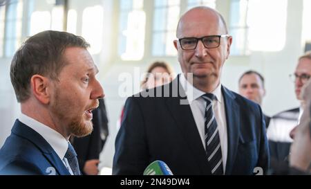 Potsdam, Deutschland. 08. Februar 2023. Michael Kretschmer (l, CDU), Ministerpräsident Sachsens, und Dietmar Woidke (SPD), Ministerpräsident Brandenburgs, geben auf dem deutsch-polnischen Eisenbahngipfel 5. am Kaiserbahnhof Erklärungen ab. Zu den Themen gehören der Ausbau der Eisenbahninfrastruktur zwischen Deutschland und Polen und die Aussichten auf weitere Entwicklung. Kredit: Jens Kalaene/dpa/Alamy Live News Stockfoto