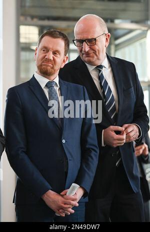 Potsdam, Deutschland. 08. Februar 2023. Michael Kretschmer (CDU), sächsischer Ministerpräsident, und Dietmar Woidke (SPD), der Ministerpräsident Brandenburgs, nehmen am deutsch-polnischen Eisenbahngipfel 5. am Kaiserbahnhof Teil. Zu den Themen gehören der Ausbau der Eisenbahninfrastruktur zwischen Deutschland und Polen und die Aussichten auf weitere Entwicklung. Kredit: Jens Kalaene/dpa/Alamy Live News Stockfoto