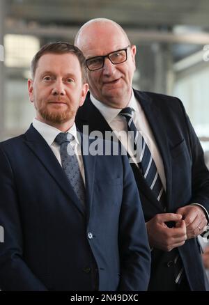 Potsdam, Deutschland. 08. Februar 2023. Michael Kretschmer (CDU), sächsischer Ministerpräsident, und Dietmar Woidke (SPD), der Ministerpräsident Brandenburgs, nehmen am deutsch-polnischen Eisenbahngipfel 5. am Kaiserbahnhof Teil. Zu den Themen gehören der Ausbau der Eisenbahninfrastruktur zwischen Deutschland und Polen und die Aussichten auf weitere Entwicklung. Kredit: Jens Kalaene/dpa/Alamy Live News Stockfoto