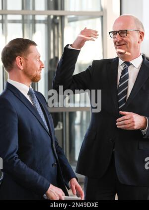 Potsdam, Deutschland. 08. Februar 2023. Michael Kretschmer (CDU), sächsischer Ministerpräsident, und Dietmar Woidke (SPD), der Ministerpräsident Brandenburgs, nehmen am deutsch-polnischen Eisenbahngipfel 5. am Kaiserbahnhof Teil. Zu den Themen gehören der Ausbau der Eisenbahninfrastruktur zwischen Deutschland und Polen und die Aussichten auf weitere Entwicklung. Kredit: Jens Kalaene/dpa/Alamy Live News Stockfoto