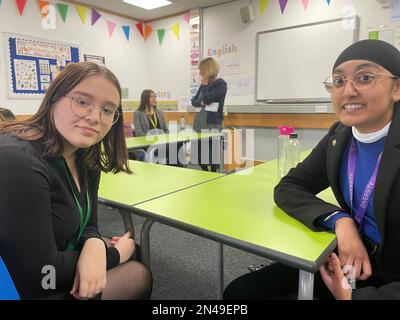 Wiktoria Narusz (links) und Jasmine Dhnota, beide 17-jährige Schüler des Landau Forte College, sagten, es sei „urreal“, die Prinzessin von Wales und Captain Preet Chandi während eines Besuchs im Landau Forte College in Derby zu treffen, um Captain Preet Chandis Rückkehr von ihrer Alleinexpedition über die Antarktis zu feiern. Bilddatum: Mittwoch, 8. Februar 2023. Stockfoto