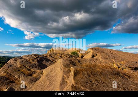 Nachmittagssonne auf den Black Rocks, einem kleinen Abgrund aus natürlichem Gritstone, zwischen Cromford und Wirksworth im Derbyshire Peak District, England, Großbritannien Stockfoto