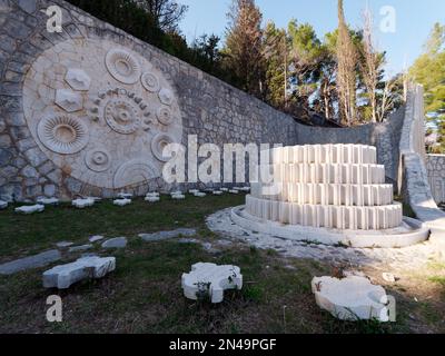 Partisan Memorial Cemetery in Mostar, BiH. Das Projekt wurde 1965 zu Ehren jugoslawischer Partisanen abgeschlossen, die während des Zweiten Weltkriegs in Mostar getötet wurden Stockfoto