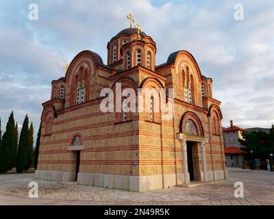 Blick auf das Hercegovacka Gracanica Kloster in Trebinje, Bosnien und Herzegowina bei Sonnenuntergang. Orthodoxe Kirche. Religion und christentum. Stockfoto