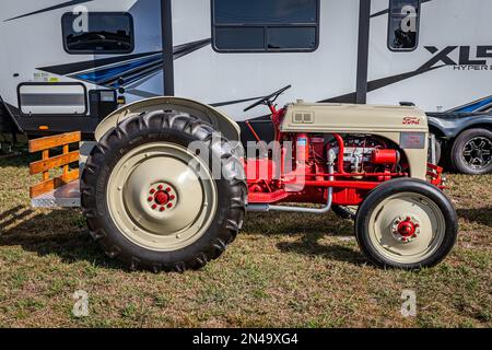 Fort Meade, Florida - 22. Februar 2022: Aus der Perspektive eines Ford 8N-Traktors aus dem Jahr 1948 auf einer lokalen Automesse. Stockfoto