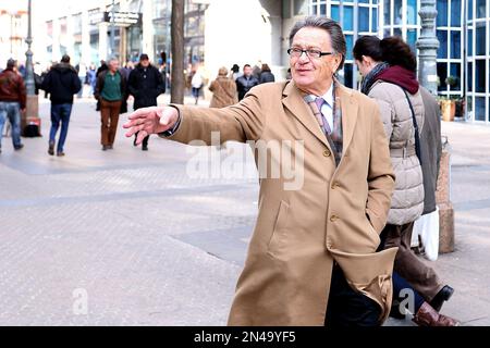 DATEIFOTO: Miroslav Ciro Blazevic reagiert auf einem Spaziergang durch die Innenstadt von Zagreb, Kroatien, am 21. Februar 2015. Der legendäre kroatische Fußballtrainer Miroslav „Ciro“ Blazevic, der Kroatien bei der Fußballweltmeisterschaft 1998 in Frankreich zum Bronzen brachte, ist am Mittwoch im Alter von 87 Jahren gestorben, zwei Tage vor seinem 88. Geburtstag. Blazevic starb in Zagreb nach einem langen Kampf gegen Prostatakrebs. Foto: Goran Stanzl/PIXSELL Stockfoto