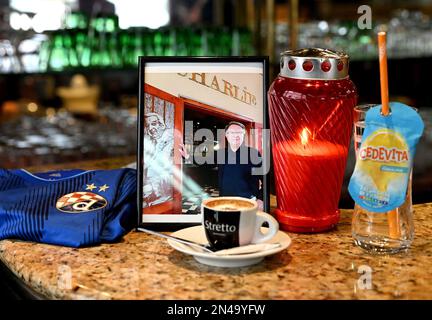 DATEIFOTO: Eine Szene aus dem Charlie Café, dem Ort, an dem Miroslav Ciro Blazevic am 8. Februar 2023 mit seinen Freunden in Zagreb, Kroatien, herumhing. Der legendäre kroatische Fußballtrainer Miroslav „Ciro“ Blazevic, der Kroatien bei der Fußballweltmeisterschaft 1998 in Frankreich zum Bronzen brachte, ist am Mittwoch im Alter von 87 Jahren gestorben, zwei Tage vor seinem 88. Geburtstag. Blazevic starb in Zagreb nach einem langen Kampf gegen Prostatakrebs. Foto: Marko Lukunic/PIXSELL Stockfoto