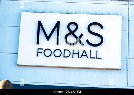 Nahaufnahme des M&S Foodhall-Schilds an der Außenwand von Großbritannien Stockfoto