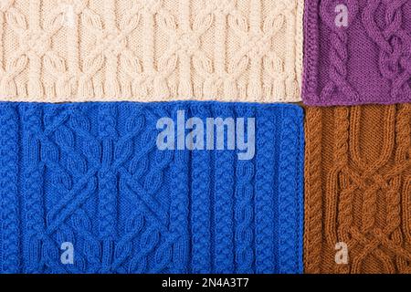 Gestrickter Hintergrund in Beige, Lila, Braun und Blau. Großer Strickstoff mit Muster. Nahaufnahme einer Strickdecke. Stockfoto