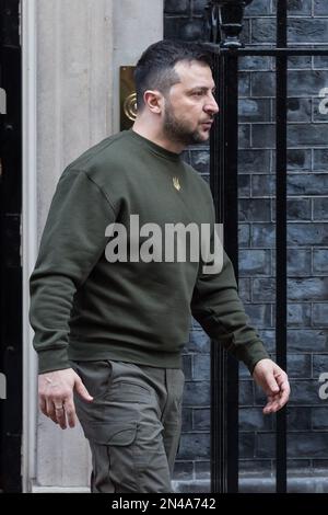 London, Großbritannien. 8. Februar 2023. Der ukrainische Präsident Volodymyr Zelensky verlässt die Downing Street 10 nach dem Treffen mit dem britischen Premierminister Rishi Sunak. Bei seinem zweiten Besuch im Ausland seit Beginn der russischen Invasion in der Ukraine im letzten Jahr, Präsident Zelensky wird auch vor dem Parlament sprechen und ukrainische Truppen besuchen, die von britischen Streitkräften ausgebildet werden, da das Büro von Premierminister Rishi Sunak heute Pläne zur Ausweitung der Ausbildung auf Düsenpiloten und Marines sowie zur Beschleunigung der Lieferung militärischer Ausrüstung angekündigt hat. Kredit: Wiktor Szymanowicz/Alamy Live News Stockfoto