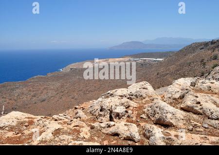 Blick auf das Mittelmeer von der Spitze der felsigen Klippen - Insel Kreta, Griechenland. Stockfoto
