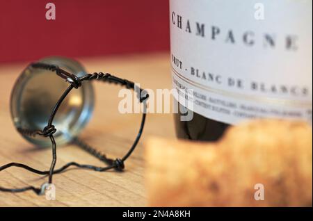 Käfig aus Drahtflaschen, Korken und Champagner Stockfoto