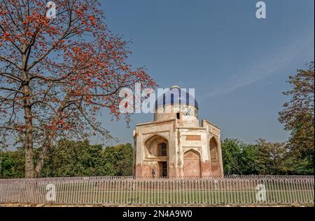 03 11 2007 Uhr Vintage Nila Gumbad oder Blue Dome in der Nähe des Humayun-Grabes, Nizamuddin Delhi Indien Stockfoto