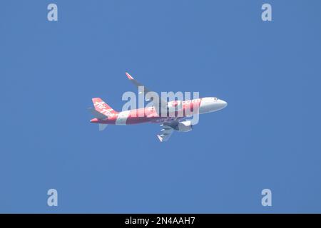 Chiangmai, Thailand - Dezember 4 2022: 9M-RAJ Airbus A320-200 von AirAsia. Fahren Sie vom Flughafen Chiangmai nach Kuala lumpur, Malaysia. Stockfoto