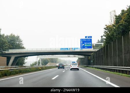 Österreich - 30. Sept. 2014: Rückansicht von Skoda- und VW-Fahrzeugen, die schnell auf österreichischer Autobahn fahren Stockfoto