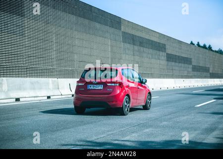 Österreich - 30. Sept. 2014: Rückansicht des neuen Hyundai ix20 Miniwagens auf der österreichischen Autobahn - lila rotes Auto fährt schnell Stockfoto