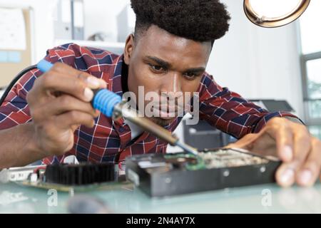 Techniker Reparieren der kaputten Festplatte Stockfoto