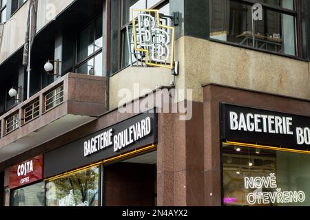 PRAG, TSCHECHISCHE REPUBLIK - 11. NOVEMBER 2022: Restaurant Bageterie Boulevard in Prag mit Fast Food Stockfoto