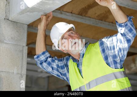 Leitender Bauleiter, der die Baustelle kontrolliert Stockfoto