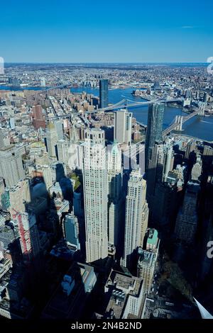 Blick auf Downtown New York, Brooklyn Bridge, Manhattan Bridge und East River von High Vantage am Nachmittag Stockfoto
