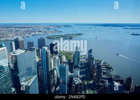 Hafen von New York mit Freiheitsstatue, Battery Park City, Governors Island und Verrazzano Narrows Bridge Stockfoto