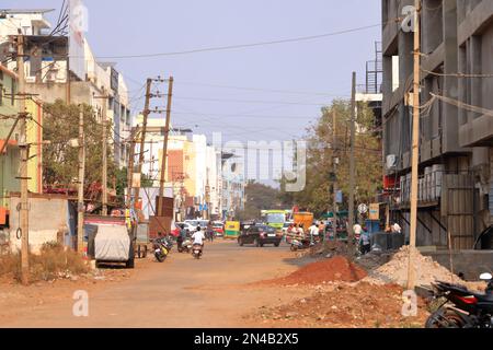 Dezember 17 2022 - Bidar, Karnataka in Indien: Straßenleben in einer kleineren Stadt in Zentralindien Stockfoto