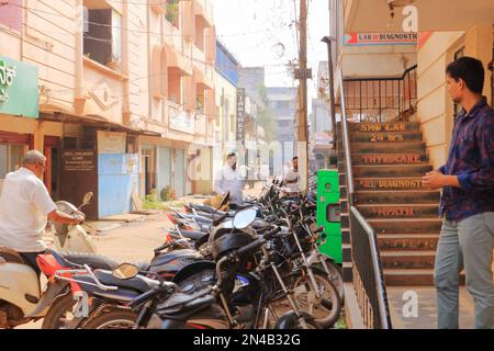 Dezember 17 2022 - Bidar, Karnataka in Indien: Straßenleben in einer kleineren Stadt in Zentralindien Stockfoto