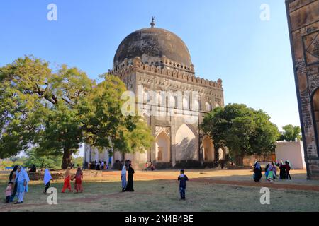 Dezember 18 2022 - Bidar, Karnataka in Indien: Die Menschen genießen die Bahmani-Gräber, Denkmäler und Ruinen in Zentralindien Stockfoto