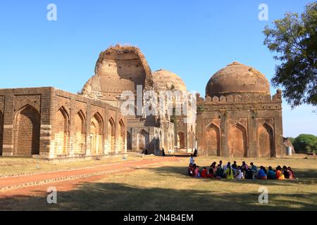 Dezember 18 2022 - Bidar, Karnataka in Indien: Die Menschen genießen die Bahmani-Gräber, Denkmäler und Ruinen in Zentralindien Stockfoto