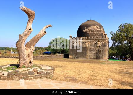 Dezember 18 2022 - Bidar, Karnataka in Indien: Die Menschen genießen die Bahmani-Gräber, Denkmäler und Ruinen in Zentralindien Stockfoto