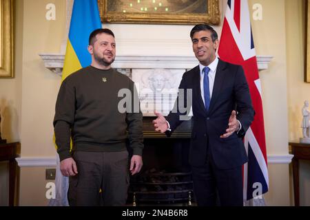 London, Vereinigtes Königreich. 08. Februar 2023. Der britische Premierminister Rishi Sunak und der ukrainische Präsident Volodymyr Zelenskyy, Left, sprechen vor Beginn der bilateralen Gespräche in der Downing Street Nr. 10 am 8. Februar 2023 in London, Vereinigtes Königreich, vor den Medien. Kredit: Pool Photo/Pressestelle Des Ukrainischen Präsidenten/Alamy Live News Stockfoto