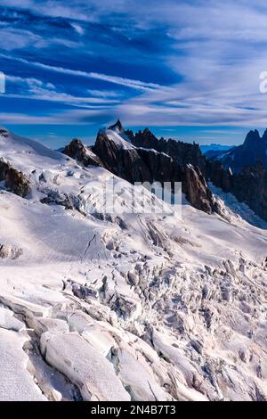 Blick auf die Hänge und Gletscherspalten im oberen Teil des Géant-Gletschers, mit herausragender Aiguille de Blaitière. Stockfoto