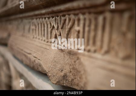 Einzelheiten zum Grab von König Ferdinand I (Fernando I) Portugals (1345-1383). Gotischer Sarkophag. Das Archäologische Museum von Carmo (MAC) befindet sich Stockfoto