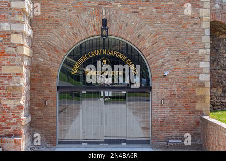 Belgrad, Serbien - 25. Juli 2021: Barocktor Arch Tourist Visitor Centre Museum im Kalemegdan Festungspark heißer Sommertag. Stockfoto