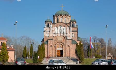 Belgrad, Serbien - 24. März 2021: Serbisch-orthodoxe Kirche des heiligen Lukas der Apostel in der Zrenjanjin Straße. Stockfoto