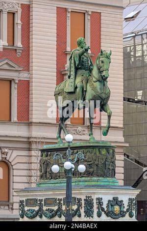 Belgrad, Serbien - 12. April 2021: Reitdenkmal des serbischen Prinzen Mihailo am Platz der Republik in der Hauptstadt. Stockfoto