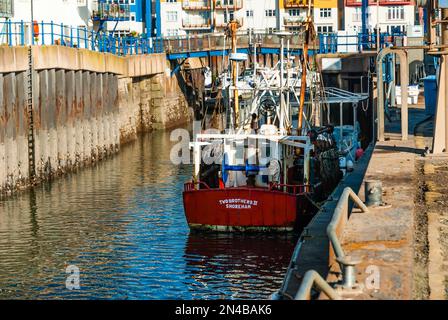 Angeltrawler im Yachthafen von Exmouth. Stockfoto