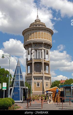 Szeged, Ungarn - 16. Juni 2021: Historischer Wasserturm Viztorony Landmark am St. Istvan Platz in Szeged, Ungarn. Stockfoto